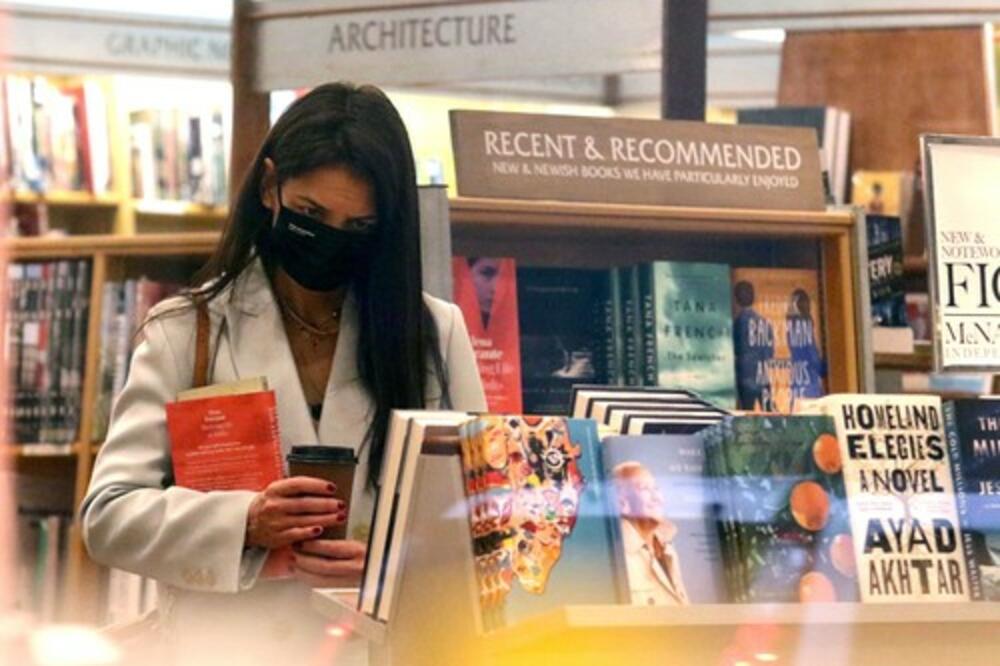 TRAŽE JE TAJNE SLUŽBE I SOFTVERI, PRATE JOJ RAČUNE... Ko je Elena Ferante - najmisterioznija ŽENA današnjice?