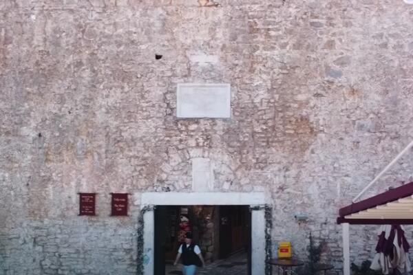 BUDVA: Građani uklonili farbu sa Spomen-ploče posvećene SRPSKIM OSLOBODIOCIMA!