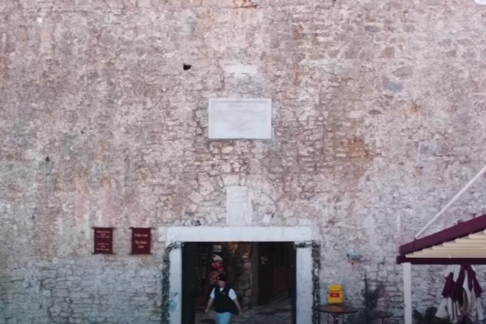 BUDVA: Građani uklonili farbu sa Spomen-ploče posvećene SRPSKIM OSLOBODIOCIMA!