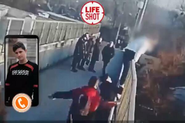DRAMA U RUSIJI: Srednjoškolci sprečili devojčicu da skoči sa mosta, policija sumnja na izazov sa TikToka! (VIDEO)