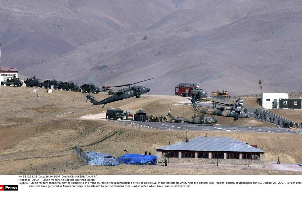 SRUŠIO SE VOJNI HELIKOPTER NA ISTOKU TURSKE: Poginulo devet osoba, četvoro povređeno! (FOTO)