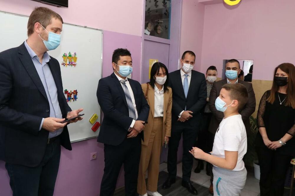 Huawei donirao tablete osnovnim školama i Klinici za pedijatriju