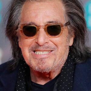 PRSTEN SIJA I NJEMU TO PRIJA! Večiti neženja poklekao u devetoj deceniji? Narod bruji o vezi sa 53 GODINE MLAĐOM