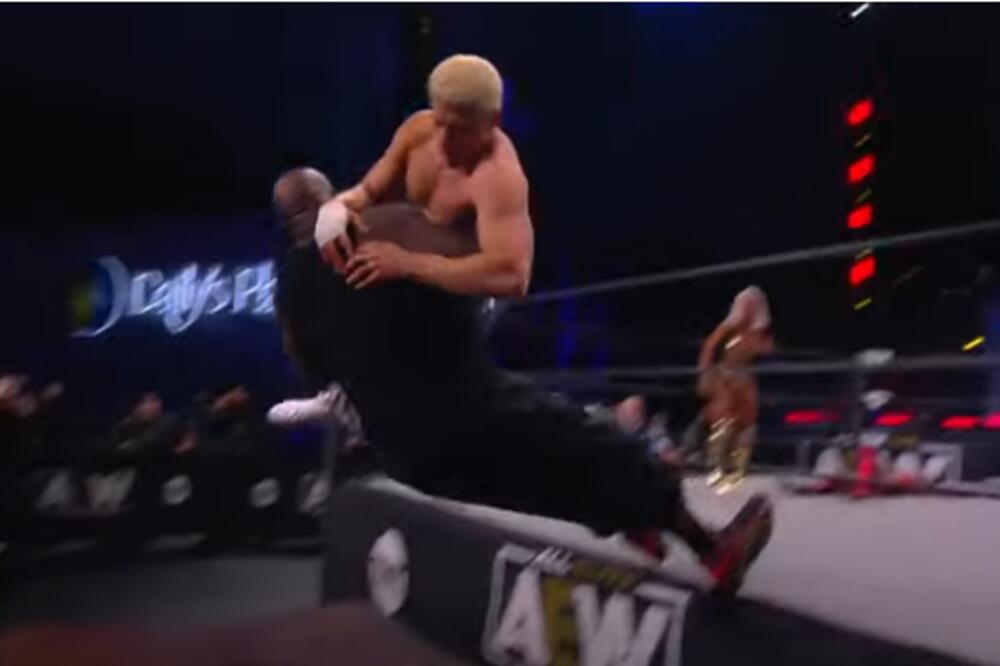 ŠEKIL O'NIL OSTAO DA LEŽI NAKON ŽESTOKOG UDARCA! Hitno hospitalizovan (VIDEO)