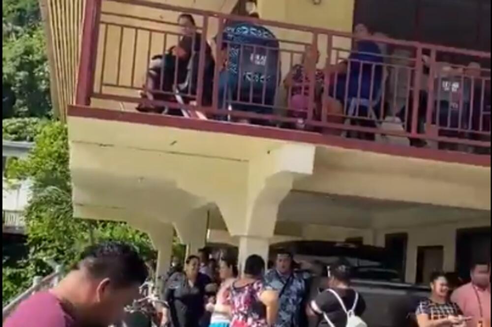 LJUDI BEŽE U BRDA: Cunami preti, narod nema drugu opciju