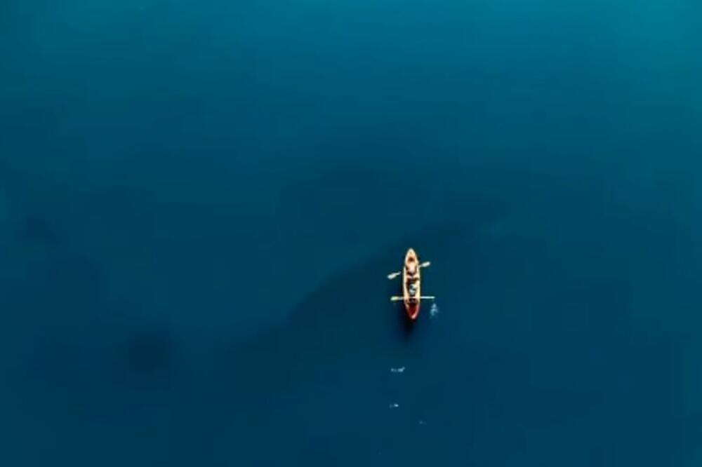 IGOR I SANDRA SU VESLALI PO JADRANU I SNIMALI SVE DRONOM: Kad su videli OGROMNU CRNU SENKU na snimku... (VIDEO)