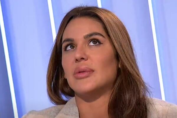 ŠOK! DEPRESIVNOST JE NJENO TRENUTNO STANJE: Pevačica posle raskida iskreno o udvaračima: "Nude mi svašta!" (VIDEO)