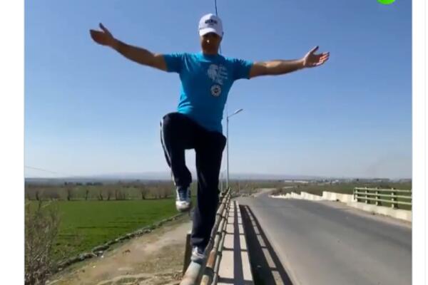 NEVEROVATAN SNIMAK KRUŽI SVETOM: Da li je ovaj čovek HRABAR ILI LUD?! (VIDEO)