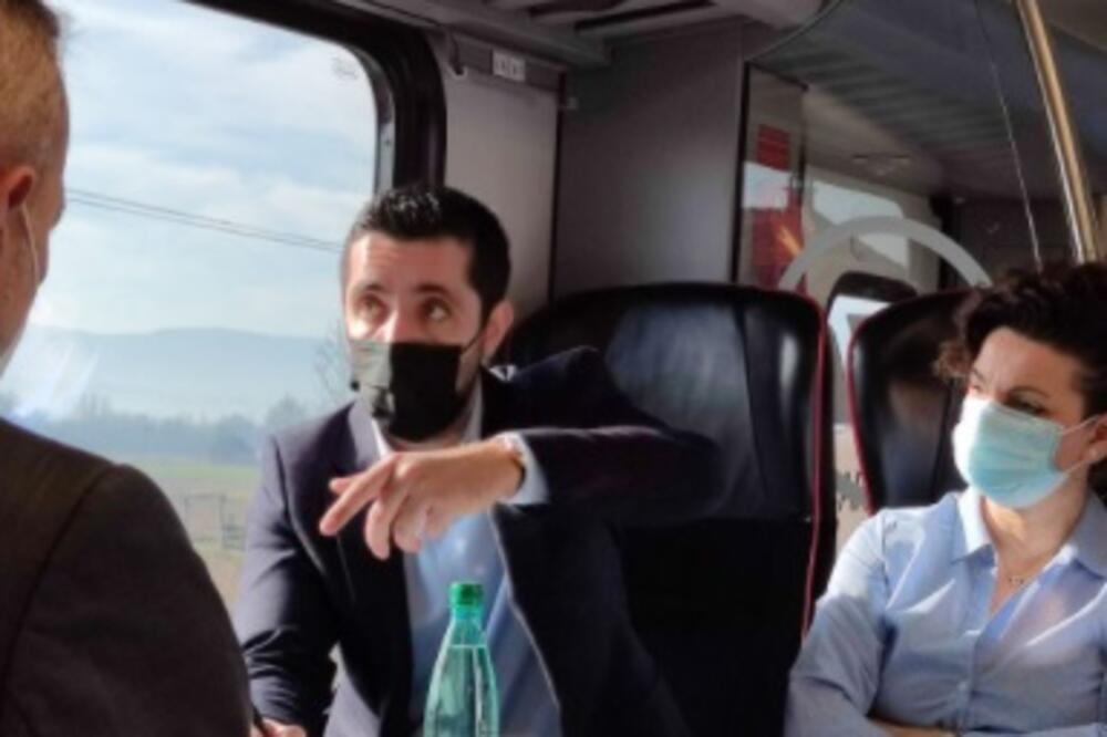 MOMIROVIĆ U VAGONU ZA KOSJERIĆ: Vreme je da se vratimo putovanju vozom, jer je najbezbednije i najjeftinije!