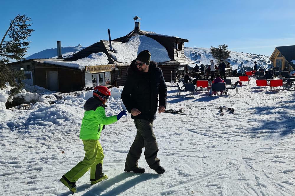 SPEKTAKL NA KOPAONIKU! OGNJENA AMIDŽIĆA SIN UČI DA SKIJA: Izmorio se posle PAR MINUTA - RAZNEŽIĆETE SE! (VIDEO)