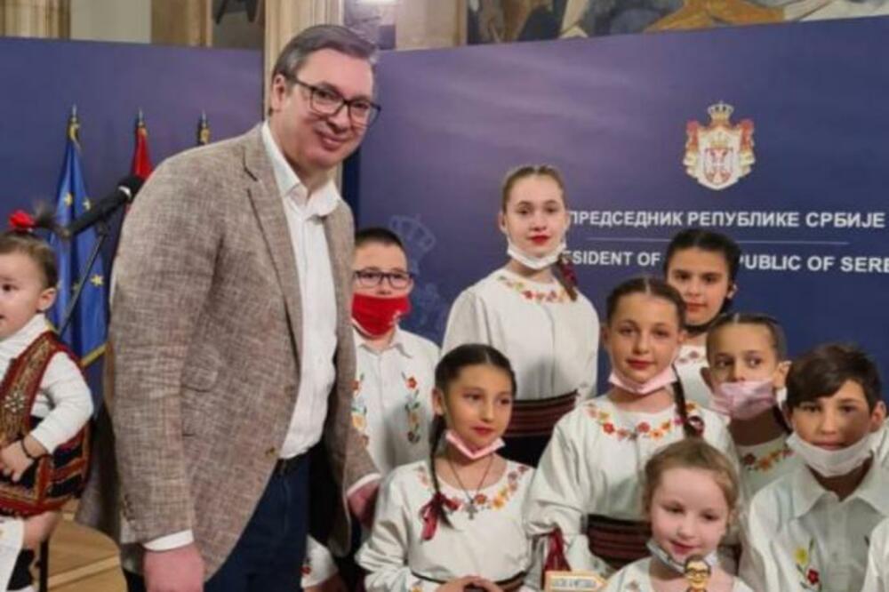 MI SMO DECA NEBA: Vučić dobio najlepšu čestitku za 51. rođendan! (FOTO)