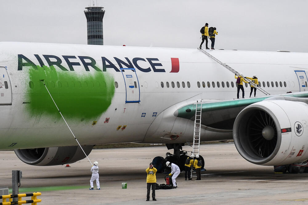 VANDALIZAM NA AERODROMU ŠARL DE GOL: Aktivisti ofarbali letelicu Er Fransa u zeleno i razvili transparente! (VIDEO)