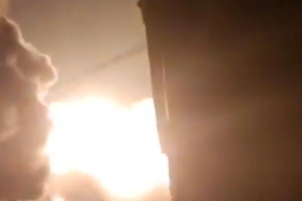 BALISTIČKE RAKETE LETE IZNAD SIRIJE: Pojavio se stravičan snimak eksplozije, na udaru REZERVOARI SA NAFTOM (VIDEO)