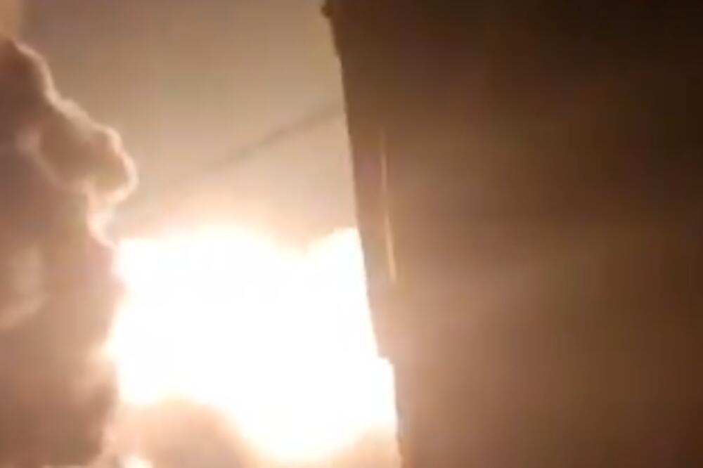 BALISTIČKE RAKETE LETE IZNAD SIRIJE: Pojavio se stravičan snimak eksplozije, na udaru REZERVOARI SA NAFTOM (VIDEO)