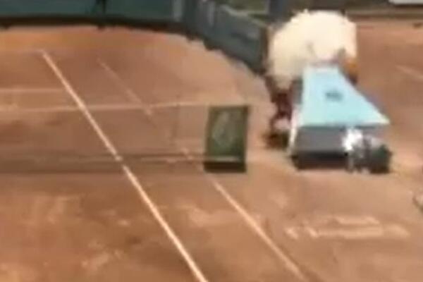 NA MEČU SRBINA, ZAMALO NIJE STRADAO SAKUPLJAČ LOPTI: Vetar je toliko bio jak, da je oduvao stolicu za sudije!