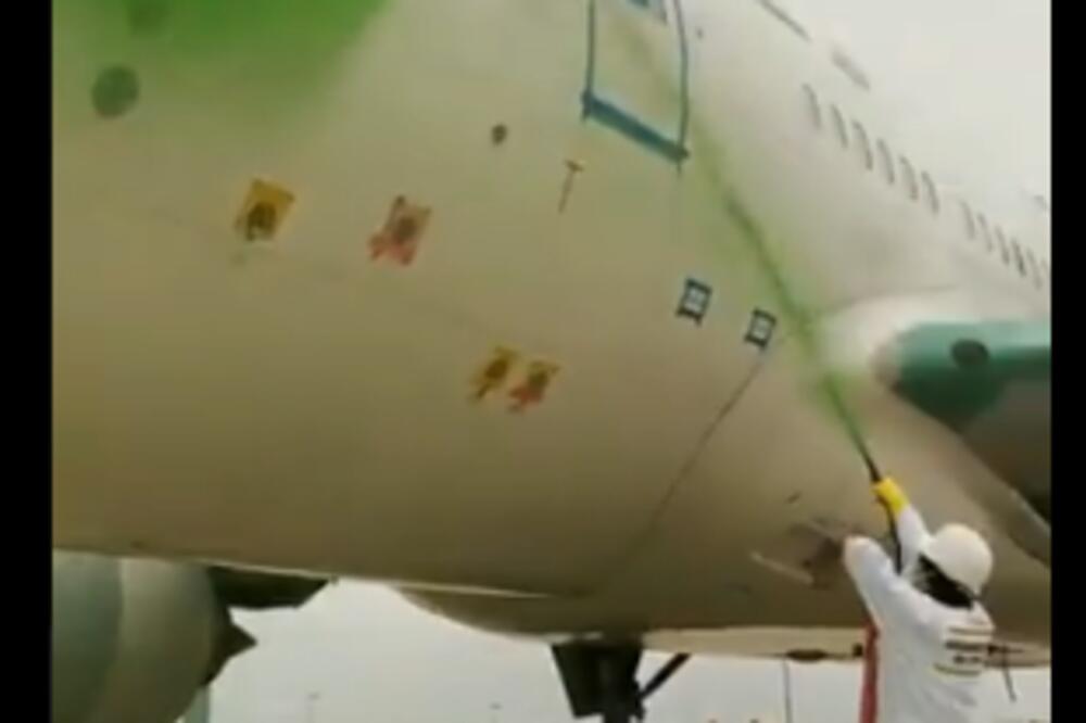PRESKOČILI OGRADU I NAPRAVILI HAOS NA PISTI: Farbali avion i ostavili IZNENAĐUJUĆU poruku (VIDEO)