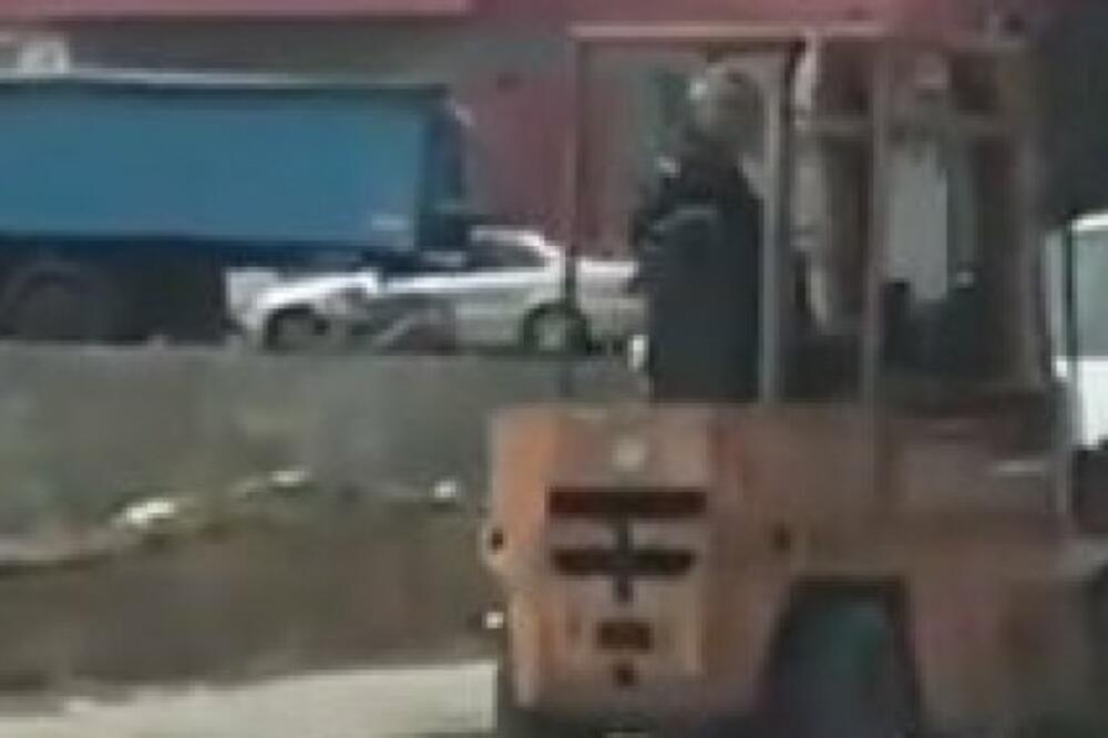 PA OVO MOŽE SAMO U BOSNI, KAKVO LUDILO: Vozač viljuškara je sasvim poludeo, NEVERICA! (VIDEO)