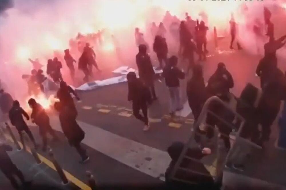 NOVI SNIMAK UPADA NAVIJAČA U KOMPLEKS MARSEJA: Kao vandali pustošili SVE pred sobom, i policija ustuknula! (VIDEO)