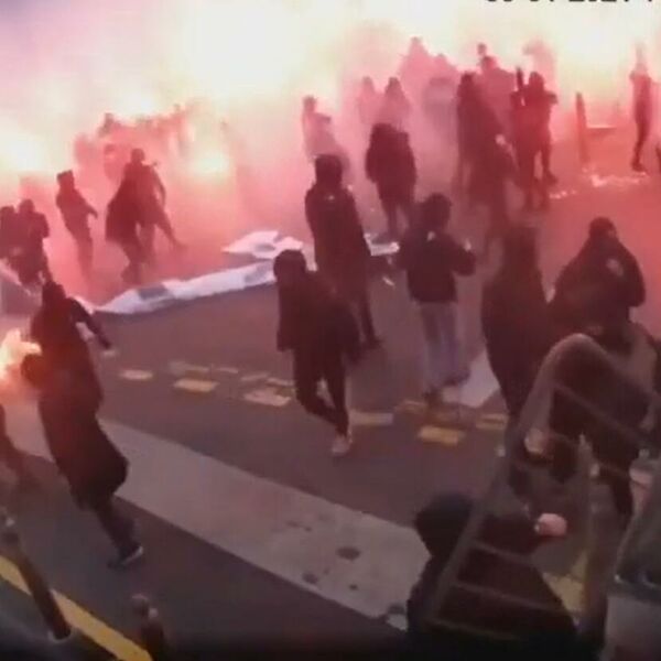 NOVI SNIMAK UPADA NAVIJAČA U KOMPLEKS MARSEJA: Kao vandali pustošili SVE pred sobom, i policija ustuknula! (VIDEO)