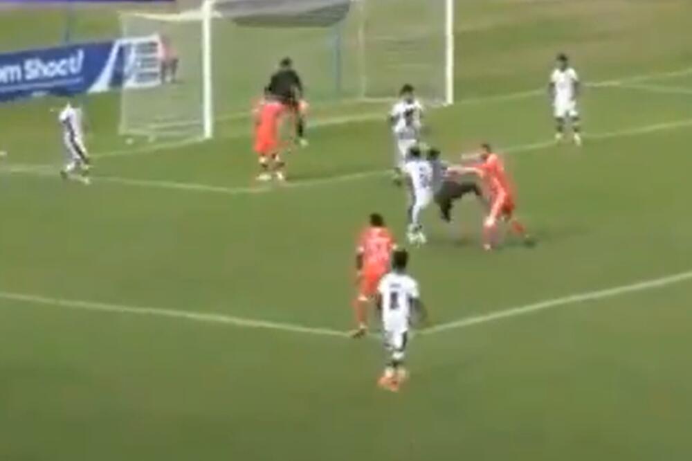 SKLANJAJ MI SE S PUTA! Igrač bacio sudiju na pod jer ga je IZBLOKIRAO! Za ovo bi drugde popio žestoku kaznu (VIDEO)