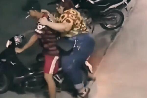 DEBELJUCA JE HTELA DIVLJU VOŽNJU SA VRELIM FRAJEROM: I bila je DIVLJA VOŽNJA, samo sve je pošlo NAOPAKO! (VIDEO)