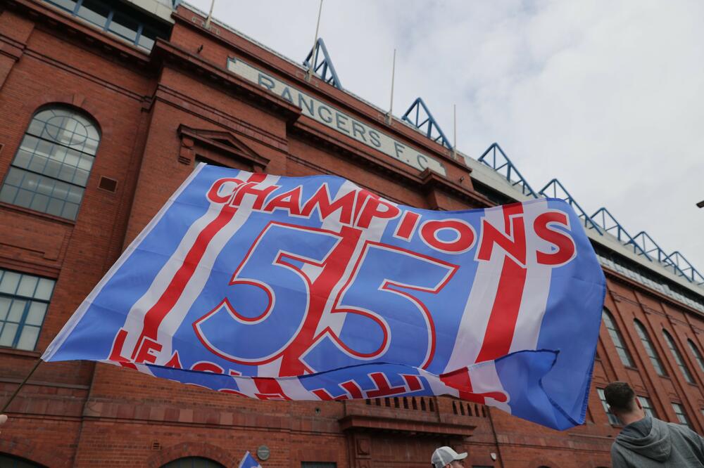 SELTIK IZBEGAO BRUKU NA SVOM TERENU - Rendžers je već danas ŠAMPION! Navijači "Policajaca" slave Džerarda! (FOTO)