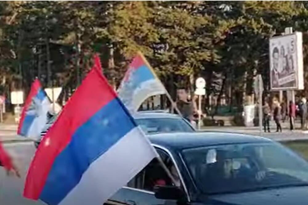ISPRAĆAJ KAKAV DOLIKUJE! Nikšić izašao na ulice, ljudi se "opraštaju" od Mila, TROBOJKE samo sevaju! (VIDEO)