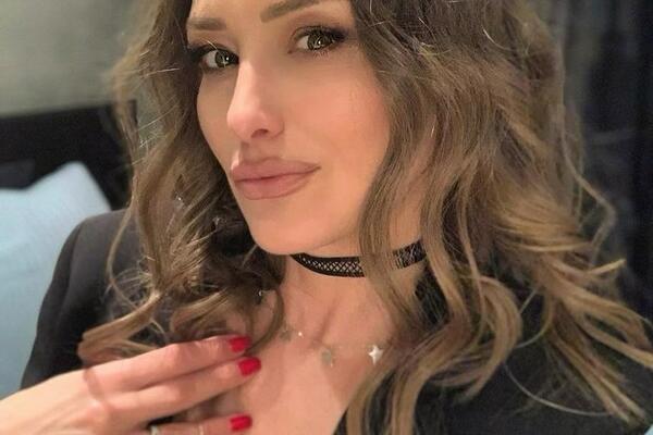 SONJA LEZETIĆ PONOVO IZAZIVA POMETNJU NA TVITERU: "SELJANA peva ispred skupštine!"