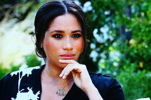 ŠARLI EBDO RAZBESNEO MNOGE: Iskoristili su pokojnog Džordža Flojda da bi se narugali MEGAN MARKL! (FOTO)