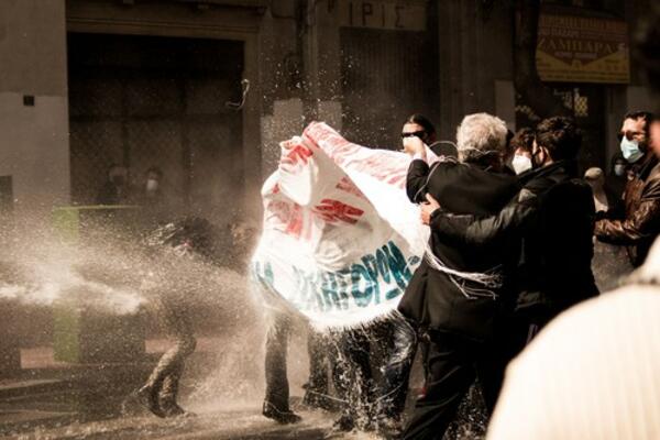 SUKOB U ATINI: Uhapšeno 11 osoba, povređena dva policajca