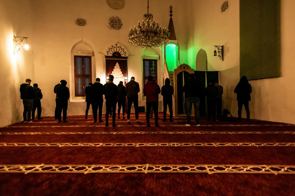 STRAVA I UŽAS U BEČKOJ DŽAMIJI: Islamski ekstremisti upali i uz pretnju sile oterali muslimane!