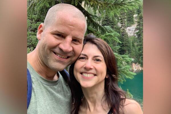 UDALA SE NAJBOGATIJA ŽENA NA SVETU! Ovaj ĆELAVI joj je osvojio SRCE