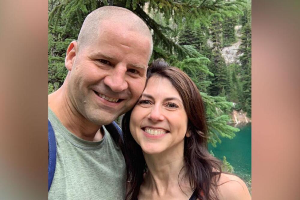 UDALA SE NAJBOGATIJA ŽENA NA SVETU! Ovaj ĆELAVI joj je osvojio SRCE