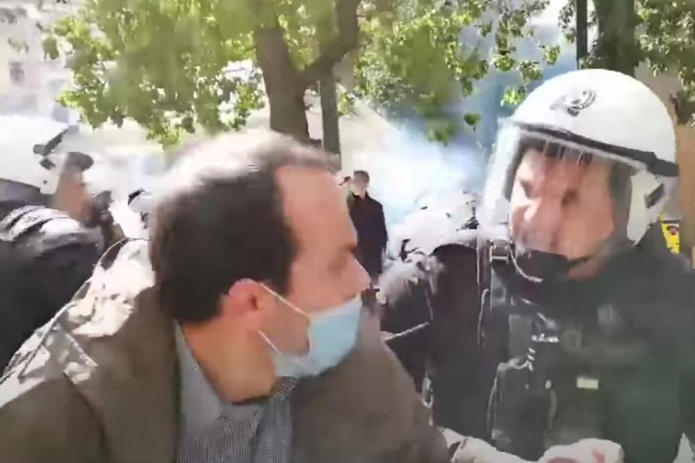 HAOS U ATINI: Okupili se da daju podršku Palestini, policija ih ZASULA SUZAVCEM I VODENIM TOPOVIMA