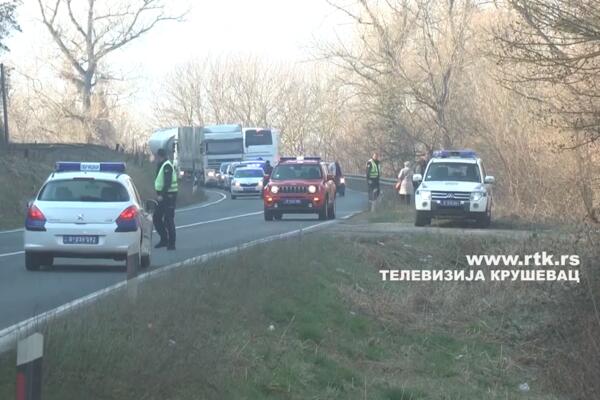 SLIKE SA LICA MESTA! U toku akcija izvlačenja vozila iz Zapadne Morave, vide se točkovi automobila, dvoje nestalo