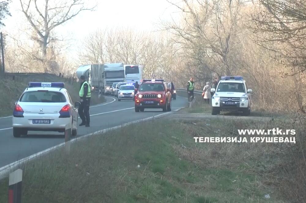 SLIKE SA LICA MESTA! U toku akcija izvlačenja vozila iz Zapadne Morave, vide se točkovi automobila, dvoje nestalo