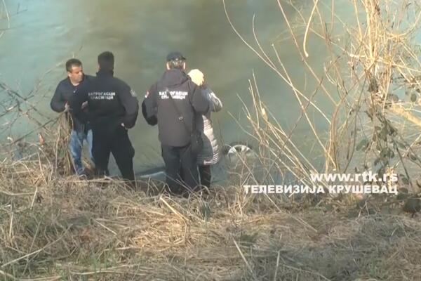 PRONAĐENO TELO U AUTOMOBILU KOJI JE POTOPLJEN U ZAPADNOJ MORAVI! Policija i forenzičari na licu mesta