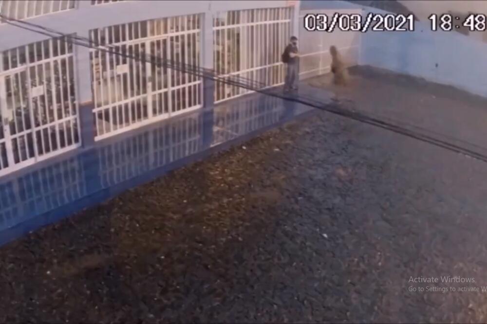 NEZAPAMĆENO BATINJANJE: Mladić prebio lopova, posle ovoga KRAĐA mu neće pasti na pamet ponovo (VIDEO)