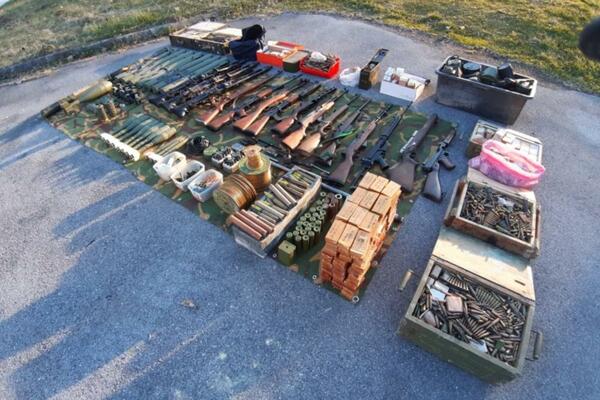 HRVAT POZAVO POLICIJU DA PREDA ORUŽJE KOJE POSEDUJE: Policajci iznenađeni nezapamćenim ARSENALOM! (FOTO)