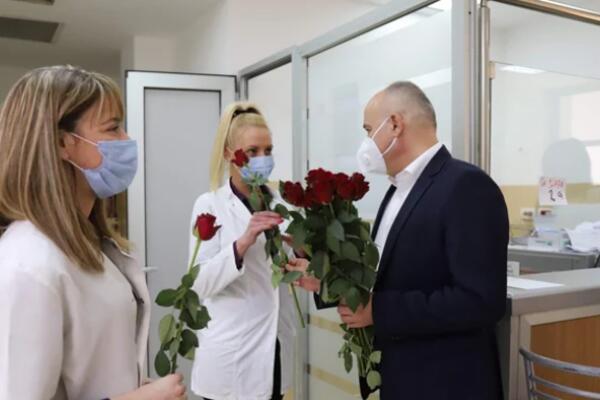 VAMA KOJE NAŠ SVET ČINITE LEPŠIM I HUMANIJIM: Predsednik opštine Grocka obišao kovid ambulante i čestitao Dan žena