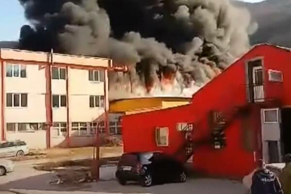 VELIKI POŽAR NEDALEKO OD SARAJEVA: Gori fabrička hala tekstilne kompanije, kulja gusti dim (VIDEO)