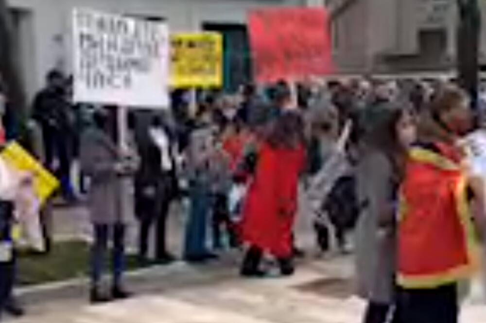 KOPRIVICA: "Spontani" skup pretvorio se u "rušilačku, huligansku akciju proboja u državne prostorije" (FOTO/VIDEO)