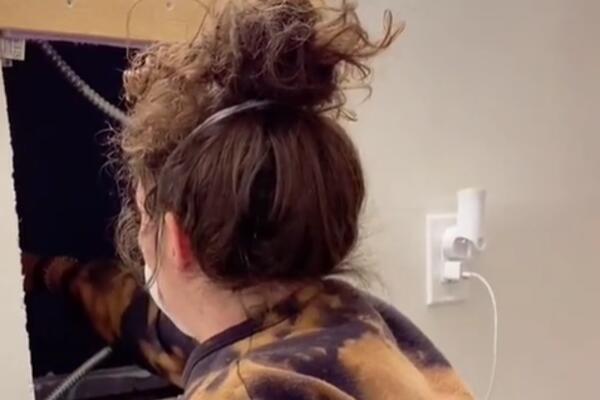 DOK SE KUPALA, OSETILA JE PROMAJU! Pomerila je OGLEDALO i otkrila OVO, ŠOK! (VIDEO)