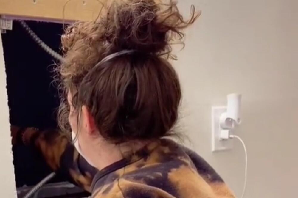 DOK SE KUPALA, OSETILA JE PROMAJU! Pomerila je OGLEDALO i otkrila OVO, ŠOK! (VIDEO)