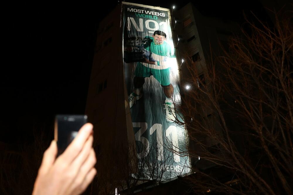 OSVANUO VELIKI PANO NA ZGRADI: Oda velikanu i svetskom rekorderu - JEDAN JE NOLE!