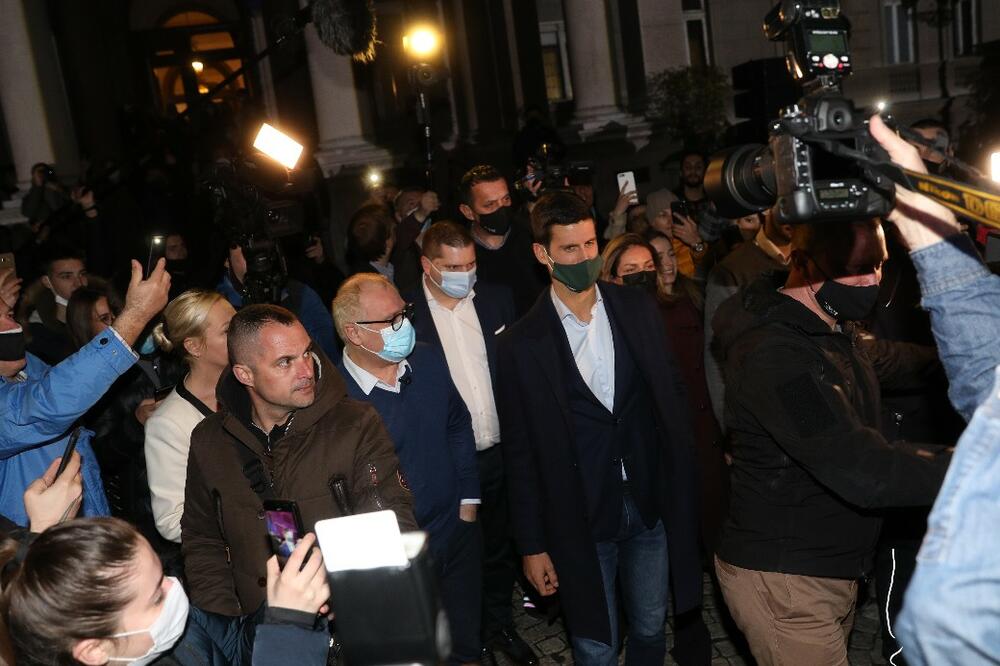 NOVAK STIGAO U SKUPŠTINU: Pozdravio se sa prisutnima i odgledao deo performansa koji je pušten u njegovu čast!