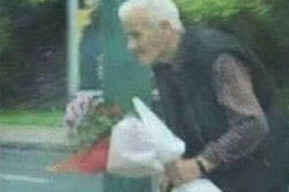 SLIKA DEKE SA BUKETOM DIRNULA BEOGRAĐANE: Kad imaš nekog ko te voli takvu, svaki dan je praznik! (FOTO)