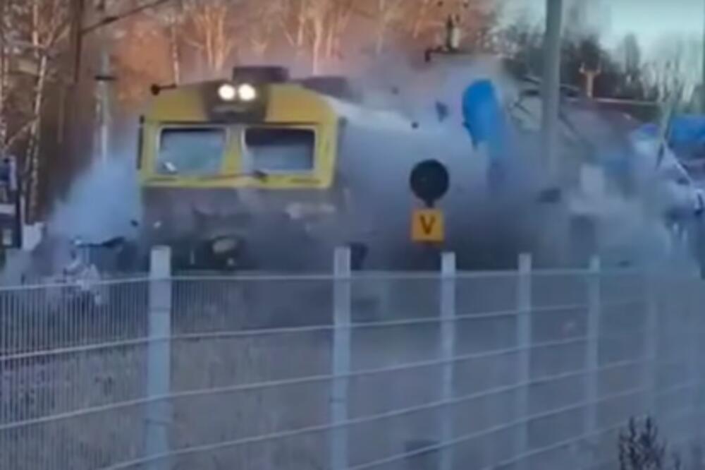 VOZ RAZNEO AUTOBUS NA DELOVE! Strašan sudar, sve je snimljeno (VIDEO)