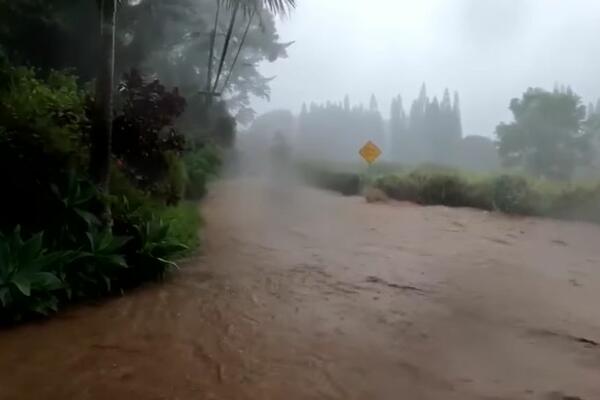 PUKLA BRANA, VODA NOSI SVE PRED SOBOM: Naložena evakuacija građana, potpuni haos na Havajima (VIDEO)