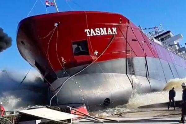 ZAMALO DA GA ZGNJEČI BROD OD 3.000 TONA! Čovek za dlaku izbegao najužasniju moguću smrt (VIDEO)